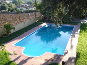 - une vue sur la piscine dans la cour dans l'établissement Casa Rural: "la Encina", à Setenil de las Bodegas