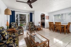 sala de estar con sofá, sillas y mesa en Keauhou Surf & Racquet Townhouse #36, en Kailua-Kona