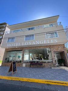 un hotel los angeles empresas firma frente a un edificio en Hotel Los Angeles en Santa Teresita