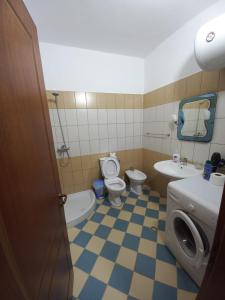 uma casa de banho com um WC, um lavatório e um WC. em Studio al' PORTO em Vlorë