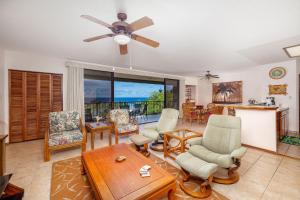 ein Wohnzimmer mit Möbeln und einem Deckenventilator in der Unterkunft Kahaluu Bay Villas 304 in Kailua-Kona