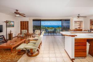 eine Küche und ein Wohnzimmer mit Meerblick in der Unterkunft Kahaluu Bay Villas 304 in Kailua-Kona