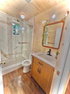 een badkamer met een toilet, een douche en een wastafel bij Great Escape! (WATERFRONT Cottage in Muskoka) in Windermere