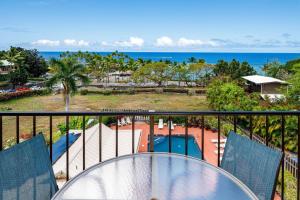 einen Balkon mit Pool- und Meerblick in der Unterkunft Kahaluu Bay Villas 304 in Kailua-Kona