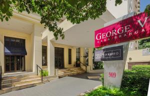 a sign for a store in front of a building at George V Casa Branca in São Paulo