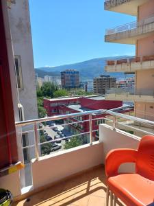 uma varanda com vista para um parque de estacionamento em Studio al' PORTO em Vlorë