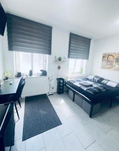 מיטה או מיטות בחדר ב-Traumhaftes 1-Zi Apartment mit Gartennutzung Nähe Krefeld HBF