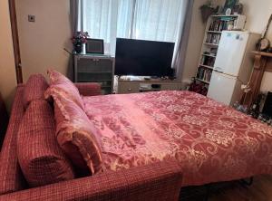 uma sala de estar com um sofá e uma televisão em 3 bedrooms Sleeps 8 Self Catering House Near California Cliffs and Great Yarmouth Beach,Norfolk em Norwich