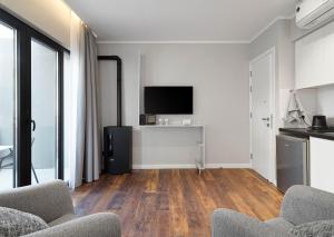 TV a/nebo společenská místnost v ubytování Le Vert Suites Platres