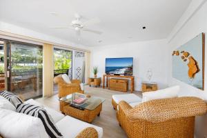sala de estar con sofá, sillas y mesa en Casa De Emdeko 211, en Kailua-Kona