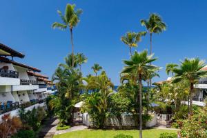 - Vistas a un complejo con palmeras en Casa De Emdeko 211, en Kailua-Kona