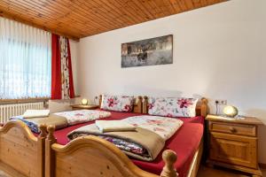 two twin beds in a bedroom with at Ferienwohnung Metzgerbauernhof in Wolfach