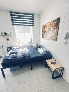 ein Schlafzimmer mit einem großen Bett und einem Fenster in der Unterkunft Traumhaftes 1-Zi Apartment mit Gartennutzung Nähe Krefeld HBF in Krefeld