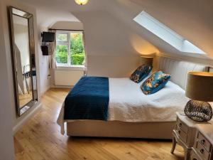 ein Schlafzimmer mit einem Bett und einem großen Fenster in der Unterkunft Rockcrest House in Kenmare