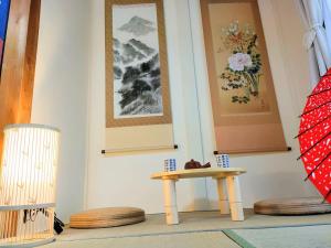 名古屋市にあるMasaki 1chome houseの壁画のテーブル
