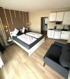 ein Wohnzimmer mit einem Bett und einem Sofa in der Unterkunft Traumhafte Ferienwohnung - direkter Meerblick - 50m zum Strand in Cuxhaven Duhnen in 1A Lage im Haus Seehütte in Cuxhaven