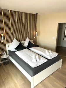 Łóżko lub łóżka w pokoju w obiekcie Traumhafte Ferienwohnung - direkter Meerblick - 50m zum Strand in Cuxhaven Duhnen in 1A Lage im Haus Seehütte