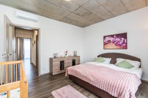 Postel nebo postele na pokoji v ubytování Perla Hradce 401