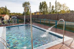 Bazén v ubytování Hotel Rural El Tejar de Miro nebo v jeho okolí