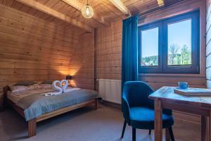 - une chambre avec un lit, un bureau et une chaise dans l'établissement Apartament GóralSki z widokiem na tatry, à Brzegi