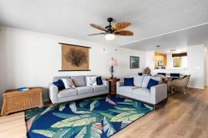 Sala de estar con 2 sofás y mesa en Keauhou Kona Surf & Racquet Club #5-202 en Kailua-Kona