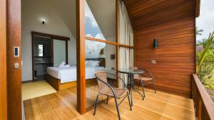 塔巴南的住宿－Catu Glamping Bedugul，配有一张床和一张桌子及椅子的房间