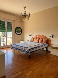 ein Schlafzimmer mit einem Bett in einem Zimmer in der Unterkunft Il girasole in Rapallo