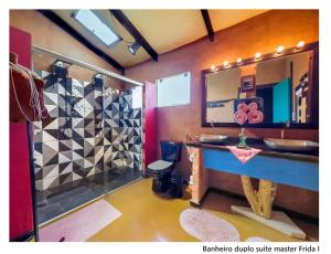 a bathroom with a sink and a mirror at Casa de Frida Pousada Galeria in Pirenópolis