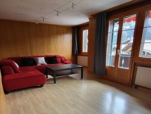 Chalet Engi Apt. 3 for up to 8 People的休息区