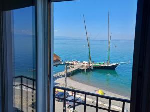 - une vue sur un bateau dans l'eau depuis une fenêtre dans l'établissement Bellerive, à Publier