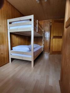 Chalet Engi Apt. 3 for up to 8 People客房内的一张或多张床位
