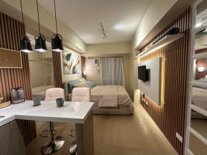 um quarto com uma cama e uma cozinha com um balcão em Iloilo Travellers Zen Zone em Iloilo