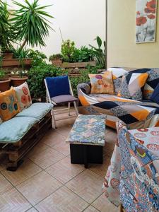 um grupo de sofás e cadeiras num quarto em Vivere in famiglia em Orosei