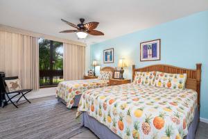 1 dormitorio con 2 camas y ventana en Keauhou Kona Surf & Racquet Club#7-102 "Honu Hale", en Kailua-Kona