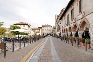 uma rua vazia com mesas, cadeiras e edifícios em Casa Perry - Lago Maggiore em Borgo Ticino