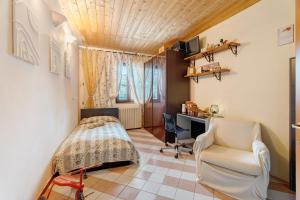 um quarto com uma cama, uma secretária e uma cadeira em Casa Perry - Lago Maggiore em Borgo Ticino