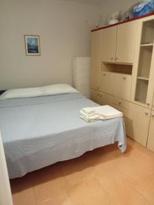 een slaapkamer met een wit bed en witte kasten bij VistaMare &smeralda in Formia