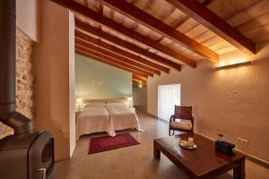 sypialnia z łóżkiem i kominkiem w obiekcie Ca' n Beia Suites - Adults Only w mieście Alaró