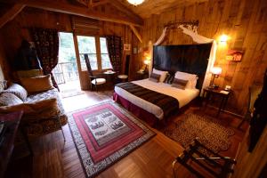 ein Schlafzimmer mit einem großen Bett in einem Holzzimmer in der Unterkunft Chateau Du Boisniard in Chambretaud