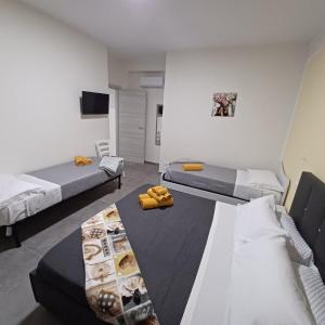 TV a/nebo společenská místnost v ubytování ACRONE GUEST HOUSE Centro Città (Locazione Turistica)