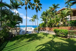 Cette maison offre une vue sur la plage. dans l'établissement Kona Shores 221 STVR #19-390879, à Kailua-Kona