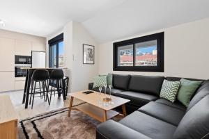 una sala de estar con un sofá y una mesa en Penthouse in Fuengirola by Costarentals - Ref 215, en Fuengirola