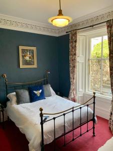 1 dormitorio con cama y ventana en Leven House Bed and Breakfast en Crieff