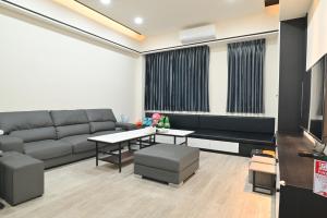 TV a/nebo společenská místnost v ubytování Little Butler B&B