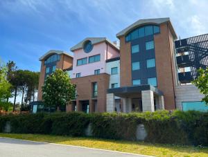 un bâtiment avec une horloge en haut dans l'établissement don guglielmo panoramic hotel & spa, à Campobasso