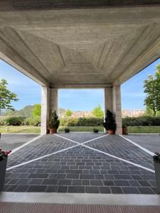 een lege parkeerplaats met een betonnen dak bij don guglielmo panoramic hotel & spa in Campobasso