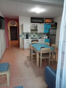 een keuken en eetkamer met een tafel en stoelen bij VistaMare &smeralda in Formia