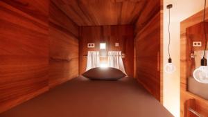 uma sauna com pufe num quarto em Elite Capsule Hotel em Balkhash