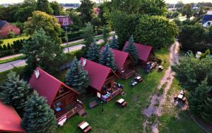 eine Luftansicht einer Lodge mit roten Dächern in der Unterkunft Centrum Wypoczynkowe Karman in Danzig