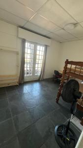 Pokój z pokojem z wentylatorem na podłodze w obiekcie COACHHOSTEL7 w São Paulo